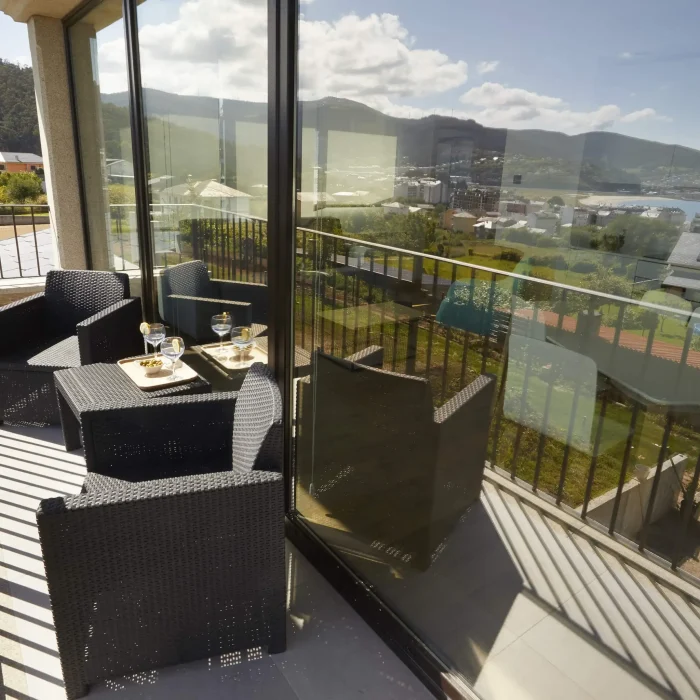 arumes-do-mar-e-motana-turismo-rural-apartamentos-turisticos-viveiro-covas-marina-lucense-apartamento-vista-mar-superior-con-balcon-13-min