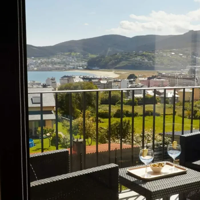 arumes-do-mar-e-motana-turismo-rural-apartamentos-turisticos-viveiro-covas-marina-lucense-apartamento-vista-mar-terraza-1-min